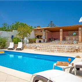 4 bedroom villa with pool close to beach on Akrotiri peninsula, sleeps 8
